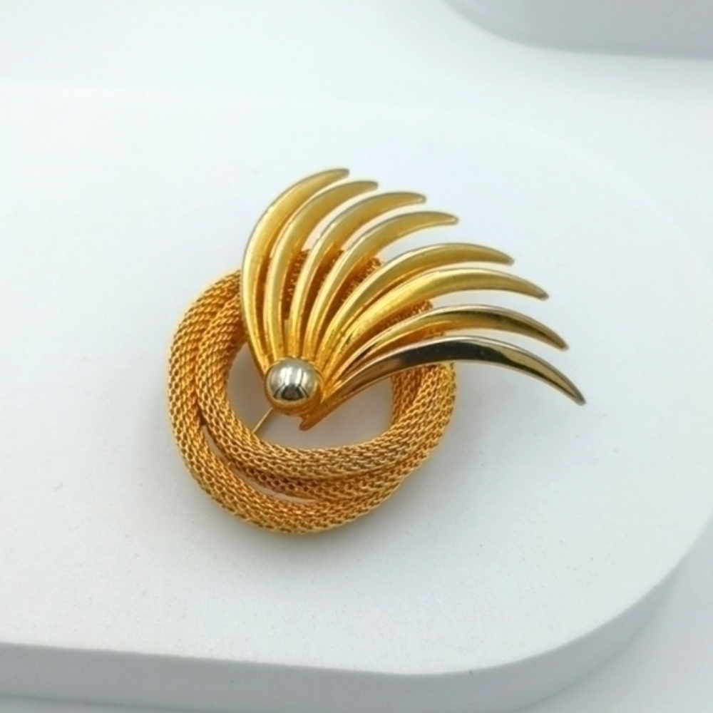 5/25$  Vintage abstract gold tone brooch